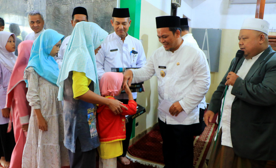 Safari Ramadhan, Pj Walikota Bagikan Santunan ke 100 Anak Yatim