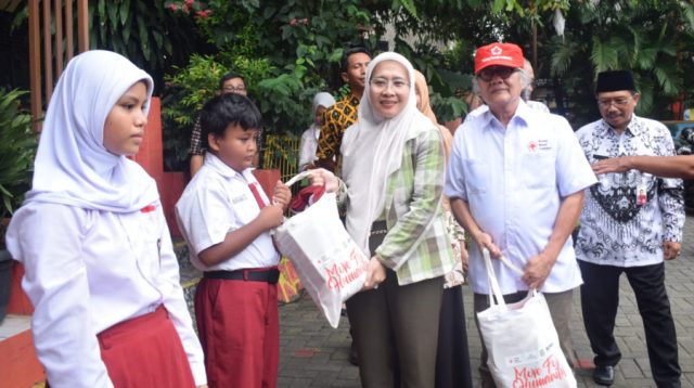 Yayasan Amway Bersama PMI Kota Tangerang Serahkan Bantuan Alat Sekolah