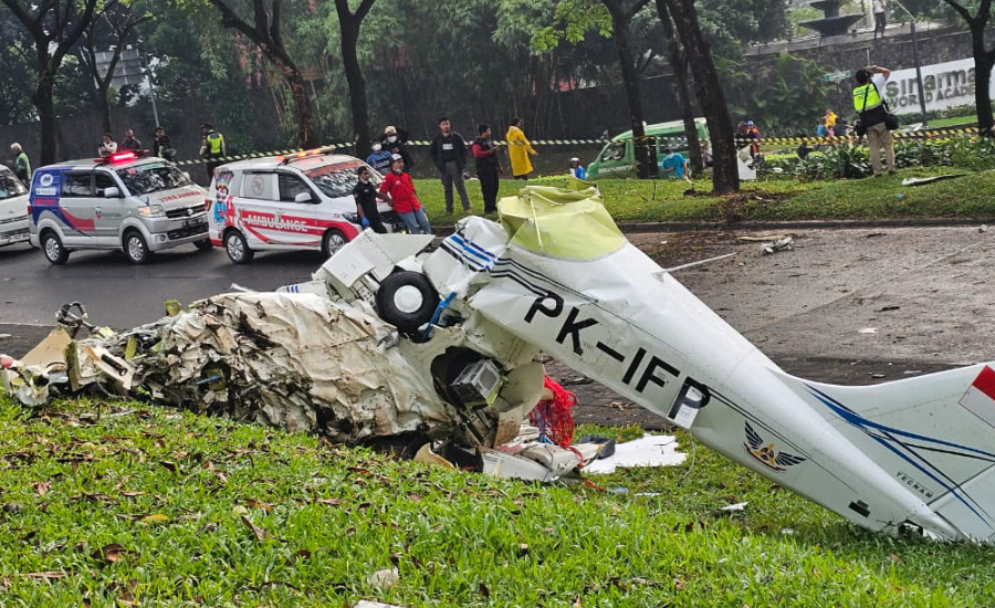 Perlu kehati-hatian, Petugas Kesulitan Evakuasi 1 Korban Pesawat Latih Jatuh di BSD