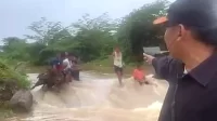 Tanggul Sungai Cisadane Terkikis