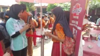 Siswa SDN Kramat V Makan 240 Porsi Mie Instan Siswa