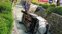 Mobil Oleng Masuk Parit di Pasar Kemis