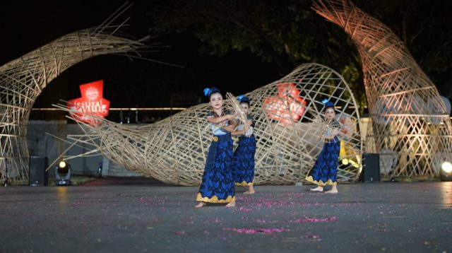 Budaya Baduy, Tarian Kembang Kendeng Kanekes Warnai Festival Payung Indonesia 2024 di Solo