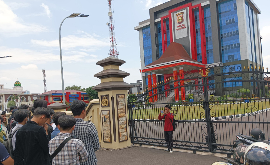 Isu Illegal Drilling dan Refinery, Polda Sumsel Digeruduk Massa