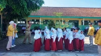 SDN 1 Pakuhaji Jaga Keselamatan Siswa Saat Pulang Sekolah SDN