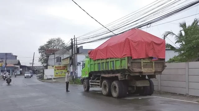 Truk Tanah Putar Balik