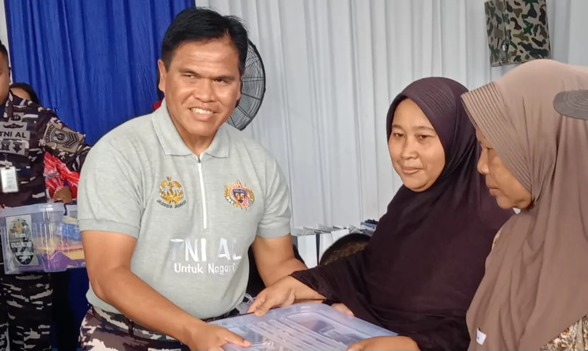 KASAL TNI AL Bagi-Bagi Sembako di Mauk KASAL TNI AL