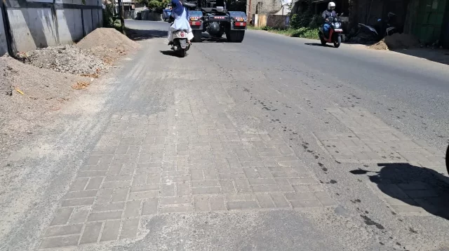 Jalan Berlubang