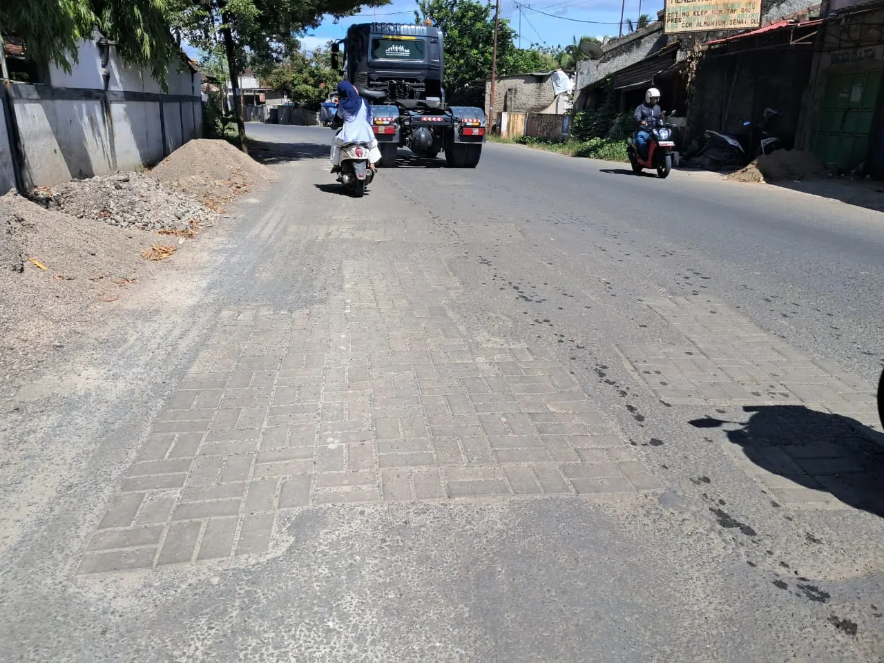 Jalan Berlubang