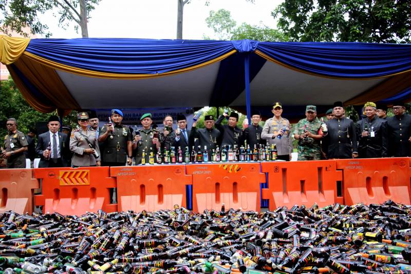 Sekda Kota Tangerang dan Plh Sekda Banten bersama Forkopimda bersama-sama sacara simbolis memusnahkan miras dimomen HUT ke-32 Kota Tangerang.