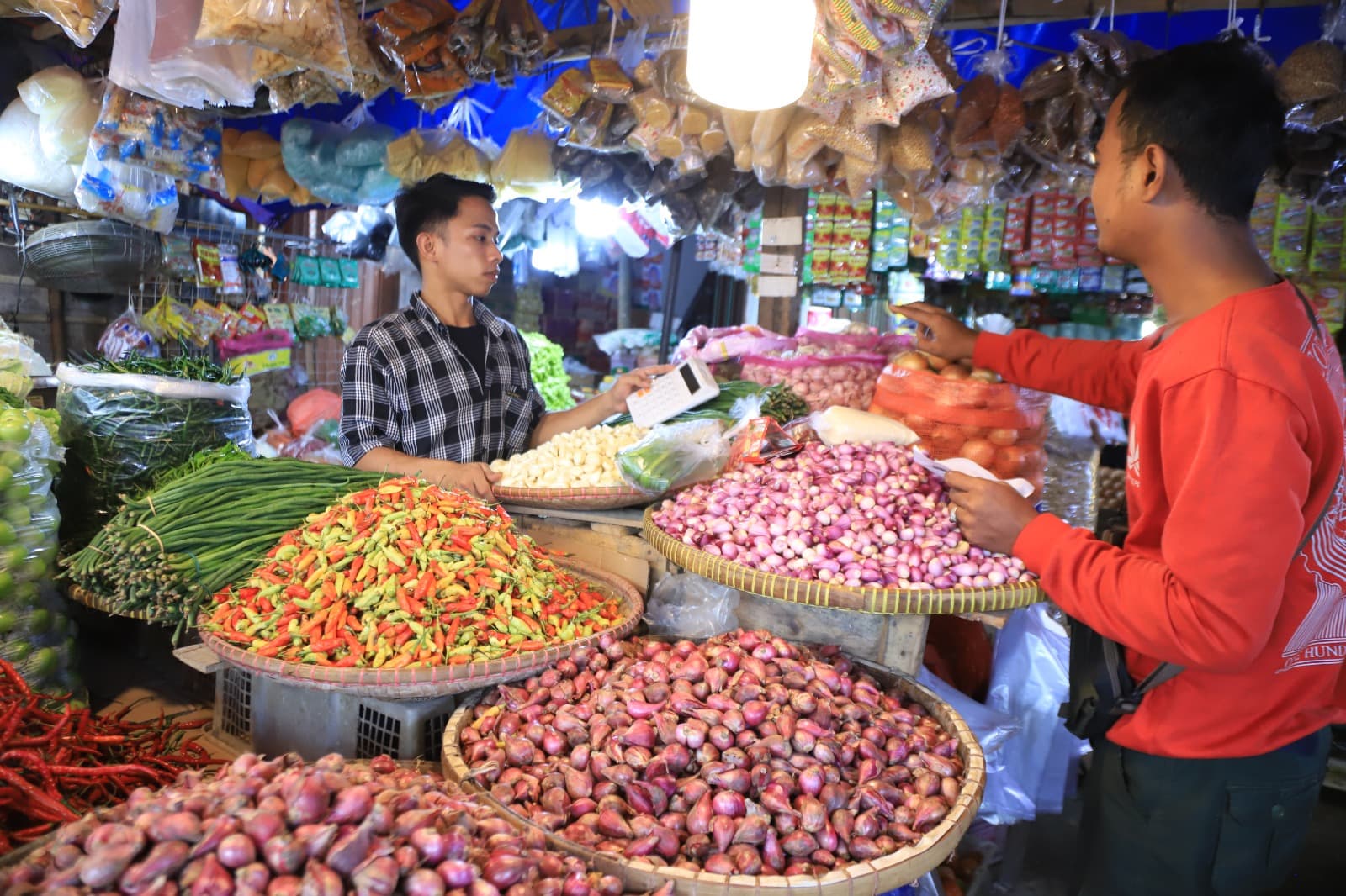 Harga kebutuhan pokok di sejumlah pasar tradisional di Kota Tangerang relatif stabil jelang Ramadan.