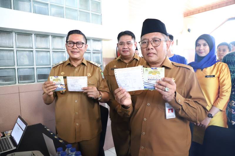 Wakil Walikota Tangerang Maryono Hasan (kiri) dan Sekda Herman Suwarman (dua dari kanan) membayar PBB di bulan panutan pajak,