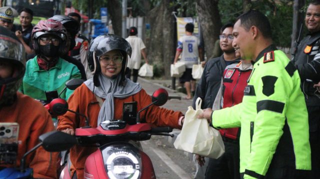 Berkah Ramadan, Polisi Bagikan Takjil Berbuka Puasa
