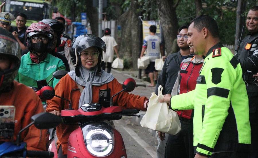 Berkah Ramadan, Polisi Bagikan Takjil Berbuka Puasa