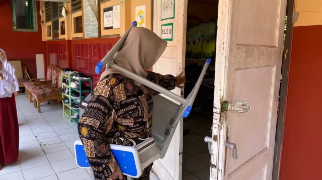 Meja dan Kursi Rusak