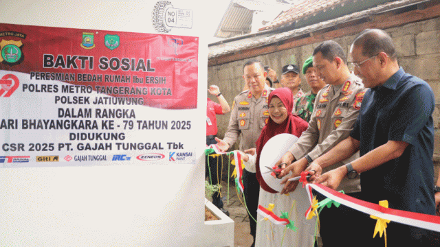 Kapolres Metro Tangerang Kota dan Serahkan Kunci Bedah Rumah