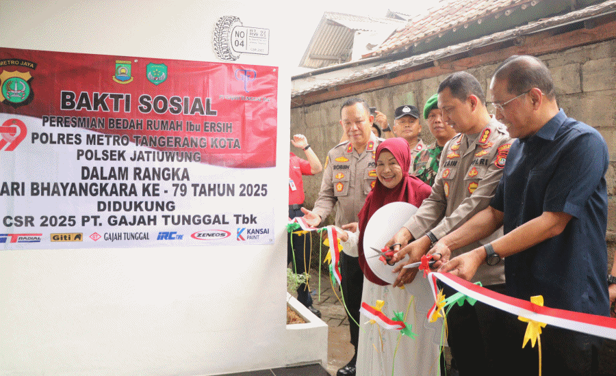 Kapolres Metro Tangerang Kota dan Serahkan Kunci Bedah Rumah
