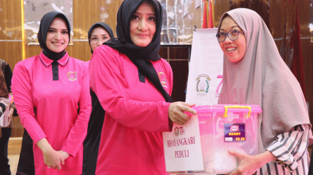 Bhayangkari Peduli Serahkan Bansos Bagi 150 Pasien Operasi Katarak di Tangerang