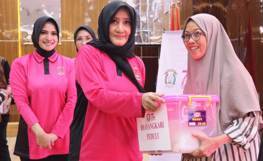 Bhayangkari Peduli Serahkan Bansos Bagi 150 Pasien Operasi Katarak di Tangerang
