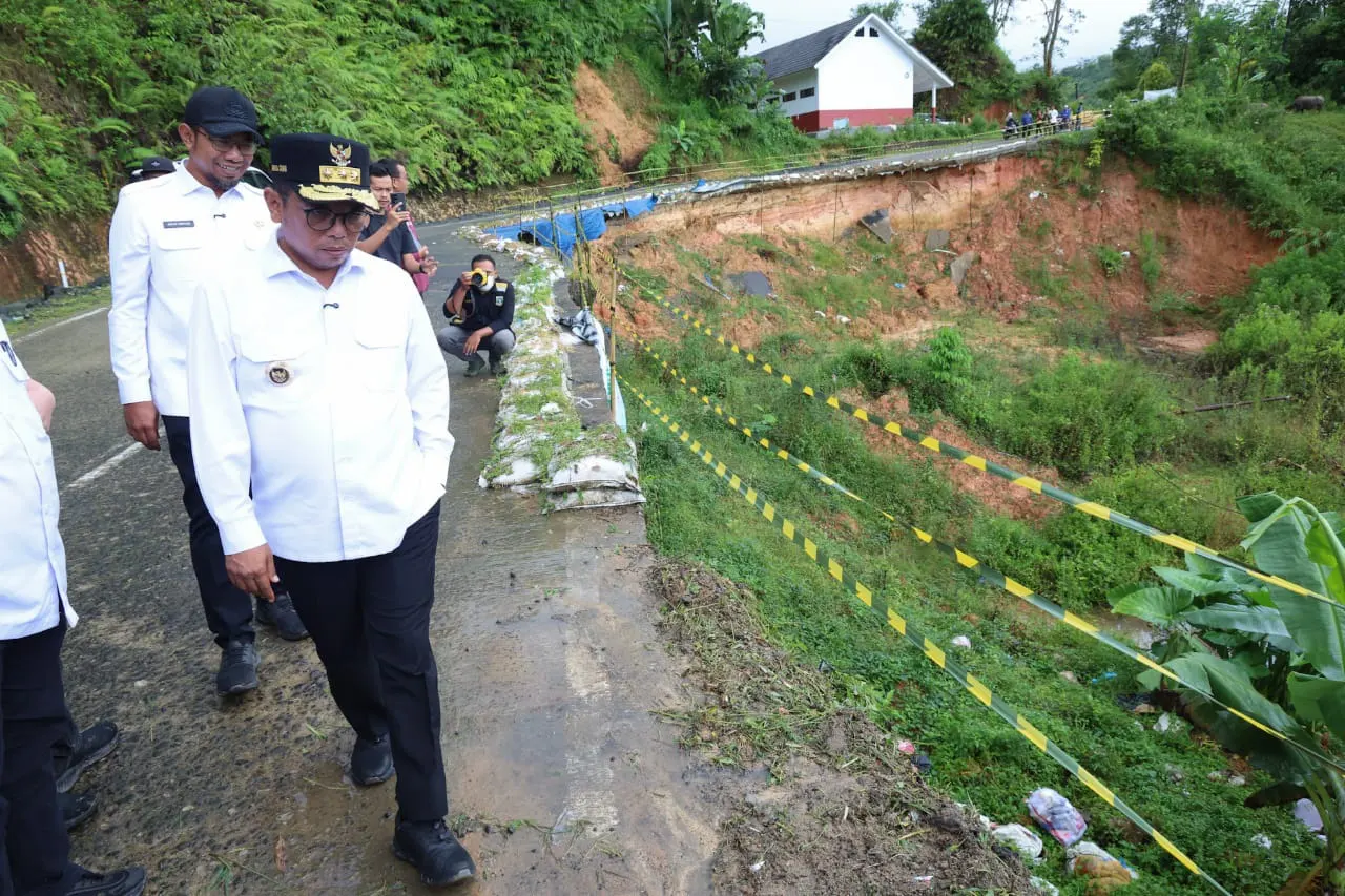 Jalan Longsor