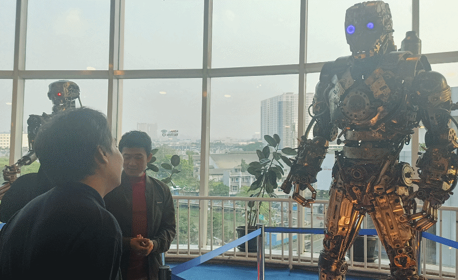 Robot Karya Anak Bangsa dari Onderdil Bekas Dipamerkan di Western Area Tangcity Mall