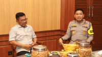 Kombes Pol Raden Muhammad Jauhari Disambut Wali Kota Tangerang Sachrudin di Kediamannya di Cipondoh, Kota Tangerang, Banten. (Foto Ahmad Syihabudin/Bantenekspres.co.id