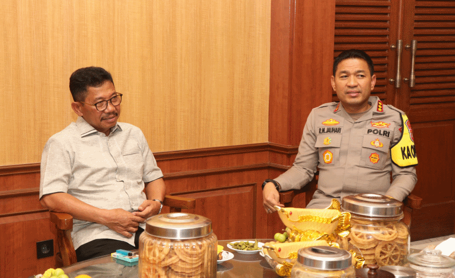 Kombes Pol Raden Muhammad Jauhari Disambut Wali Kota Tangerang Sachrudin di Kediamannya di Cipondoh, Kota Tangerang, Banten. (Foto Ahmad Syihabudin/Bantenekspres.co.id