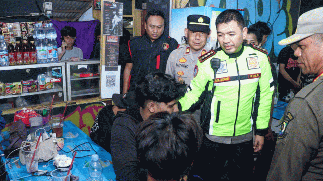 Kapolres Bubarkan Remaja Nongkrong Hingga Larut Malam