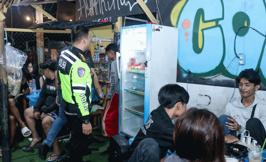 Kapolres Bubarkan Remaja Nongkrong Hingga Larut Malam