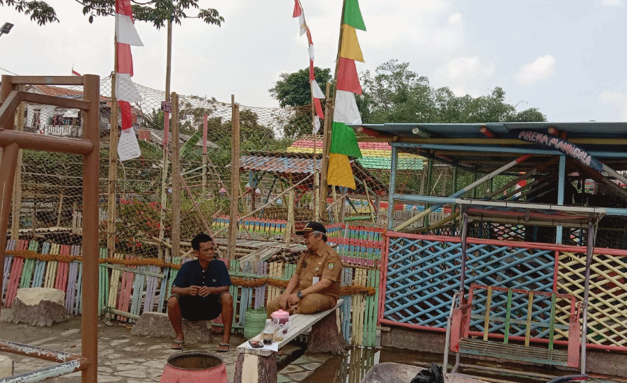 Edukatif, Tukang Bangunan Sulap Rawa Jadi Taman Randu