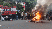 Demonstrasi Hingga ke Tangerang, Mahasiswa dan Ojol Bakar Ban Kutuk Keras Tindakan Refresif Aparat Demonstrasi Hingga ke Tangerang, Mahasiswa dan Ojol Bakar Ban Kutuk Keras Tindakan Refresif Aparat