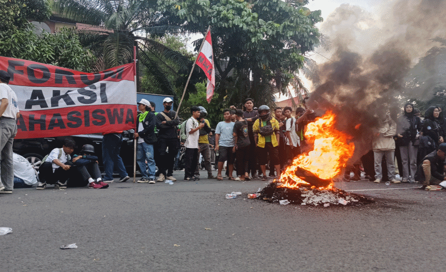 Demonstrasi Hingga ke Tangerang, Mahasiswa dan Ojol Bakar Ban Kutuk Keras Tindakan Refresif Aparat