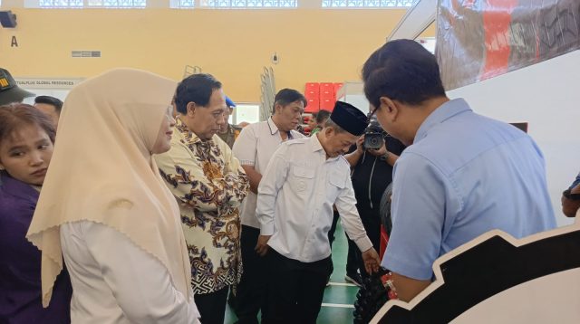 Wakil Bupati Serang Muhammad Najib Hamas bersama Kepala Disnakertrans Kabupaten Serang Diana A Utami, meninjau langsung gerai perusahaan pada acara Job Fair di Untirta, Desa Sindangsari, Kecamatan Pabuaran, Rabu 27 Agustus 2025. Foto : Agunggumelar/Bantenekspres.co.id