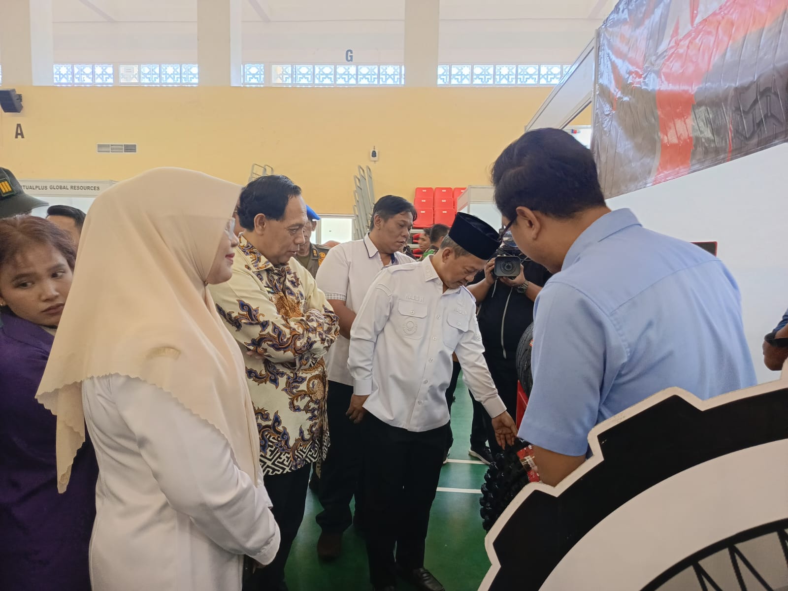 Wakil Bupati Serang Muhammad Najib Hamas bersama Kepala Disnakertrans Kabupaten Serang Diana A Utami, meninjau langsung gerai perusahaan pada acara Job Fair di Untirta, Desa Sindangsari, Kecamatan Pabuaran, Rabu 27 Agustus 2025. Foto : Agunggumelar/Bantenekspres.co.id