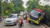 Truk Tak Kuat Nanjak di Pamulang Truk Tak Kuat Nanjak di Pamulang