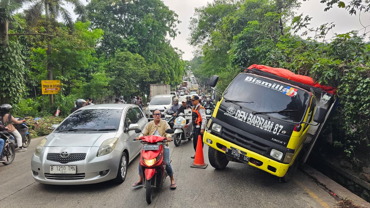 Truk Tak Kuat Nanjak di Pamulang