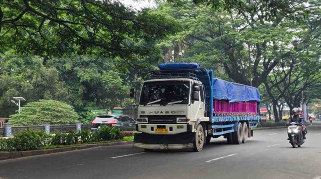 Truk Bertonase Besar Langgar Aturan