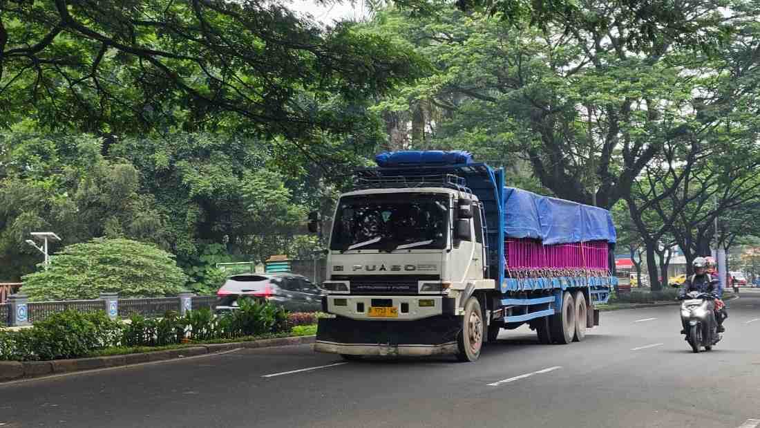 Truk Bertonase Besar Langgar Aturan