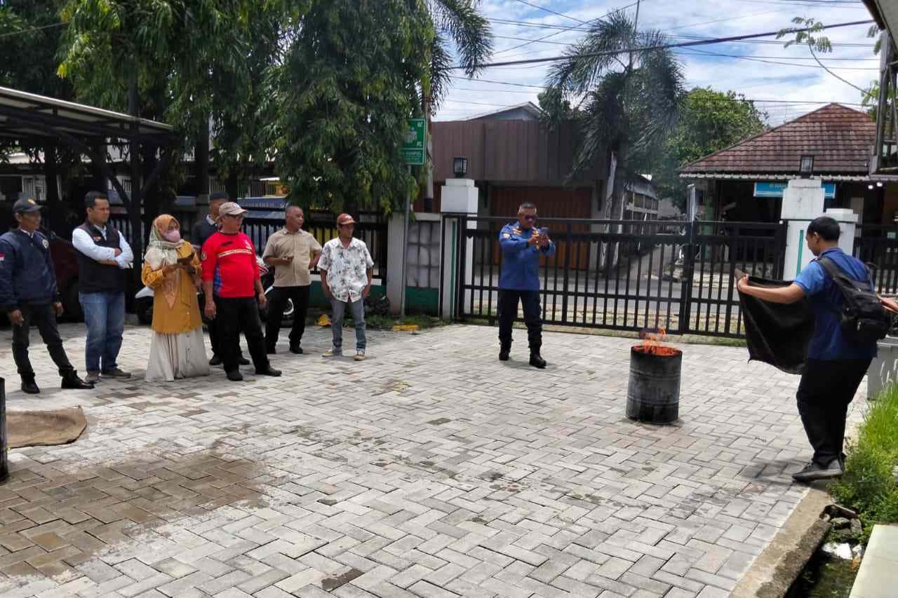 Warga Lengkong Karya Dilatih  Warga Lengkong Karya Dilatih
