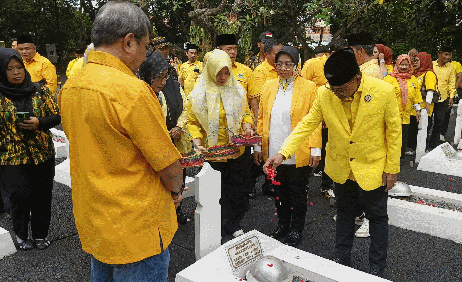 Sachrudin, Ketua DPD Golkar Kota Tangerang bagikan Sembako kepada Masyarakat di sekitar Kantor Golkar. Foto Ahmad Syihabudin/Bantenekspres.co.id