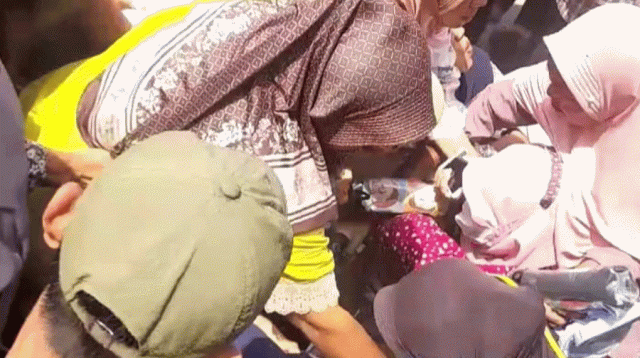 Waduh! Rebutan Kaos Gambar Wapres Gibran, Lansia dan Anak-anak Terjatuh