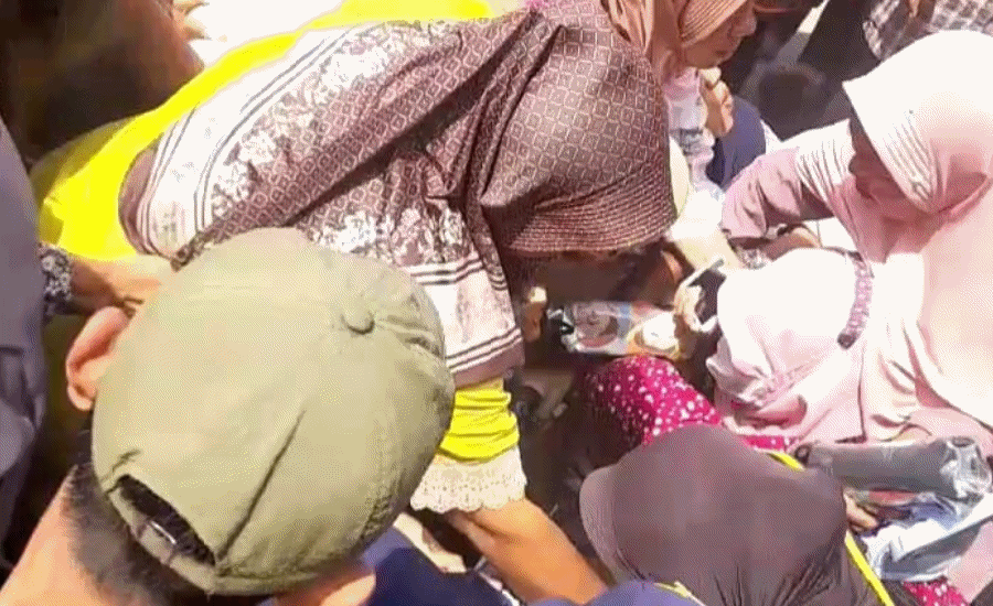Waduh! Rebutan Kaos Gambar Wapres Gibran, Lansia dan Anak-anak Terjatuh Waduh! Rebutan Kaos Gambar Wapres Gibran, Lansia dan Anak-anak Terjatuh