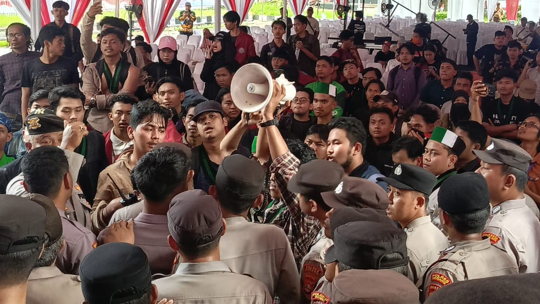 Pendemo Jebol Pagar Kantor DPRD Kabupaten Serang