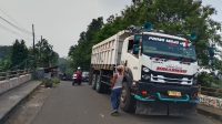Truk Tambang Lalu Lalang di Jalan Pasar PKL Kandang Sapi