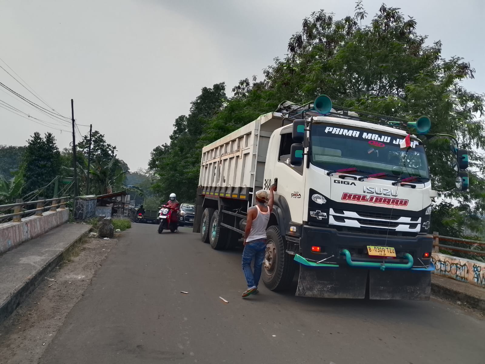 Truk Tambang Lalu Lalang di Jalan Pasar PKL Kandang Sapi