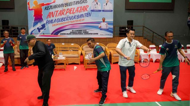 Buka Kejuaraan Bulu Tangkis 