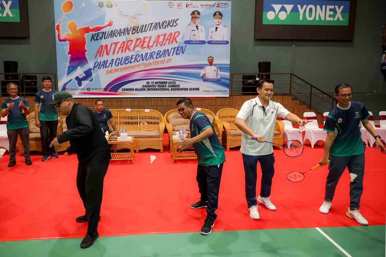 Buka Kejuaraan Bulu Tangkis 