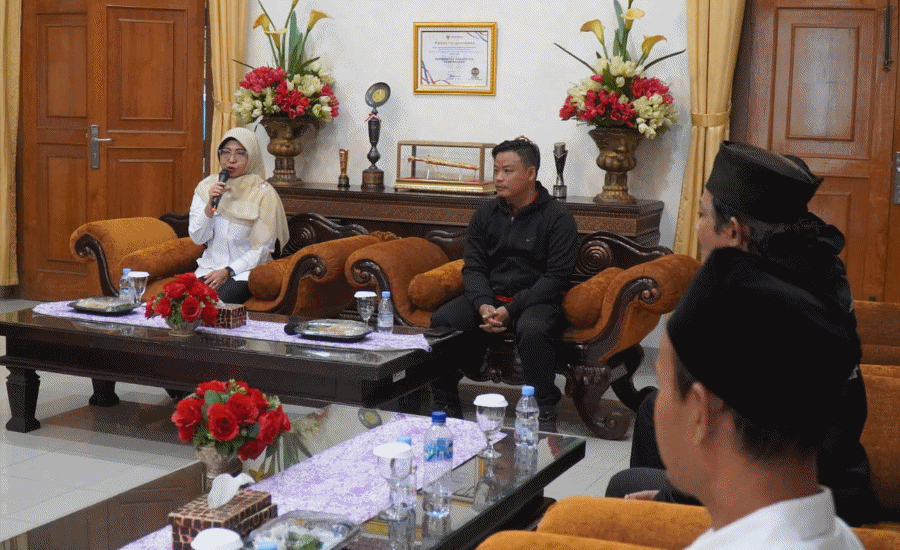 Bupati Pandeglang Dewi Beri Uang Pembinaan Atlet Karate Berprestasi