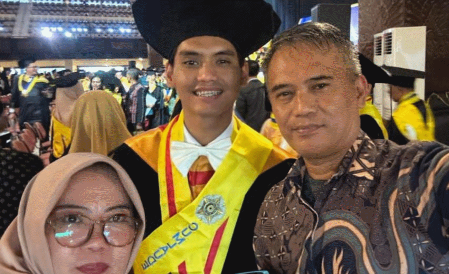 Bangga! Anak ASN Kelurahan Sukatani Raih Doktor Termuda UGM