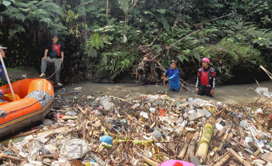 Sempat Dibersihkan Gubernur, Sungai Cibanten Kembali Dipenuhi Sampah